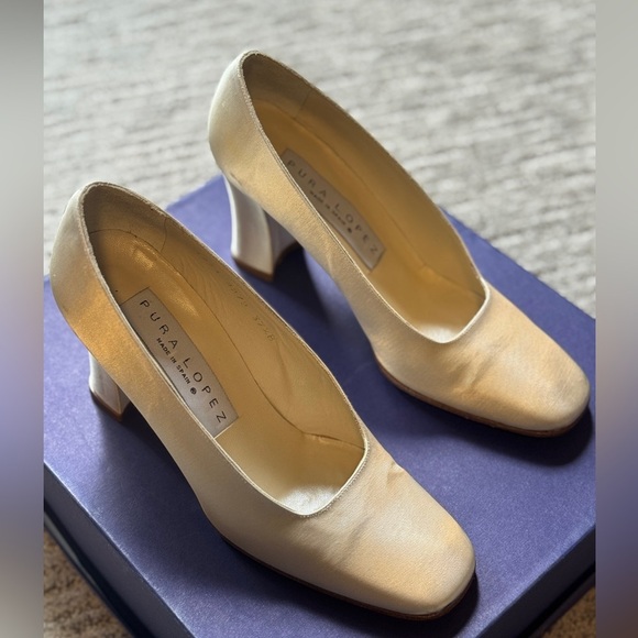Pura Lopez Vintage Cream Silk Pumps - Picture 2 of 8